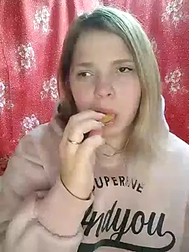 Snapshot of Zuli_Kiska chatting on 12/19/24, 09:38 Zuli Kiska online show from 12/19/24, 09:38