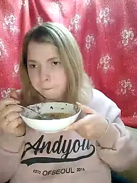 Snapshot of Zuli_Kiska chatting on 12/23/24, 08:47 Zuli Kiska online show from 12/23/24, 08:47