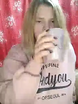 Snapshot of Zuli_Kiska chatting on 12/29/24, 11:29 Zuli Kiska online show from 12/29/24, 11:29