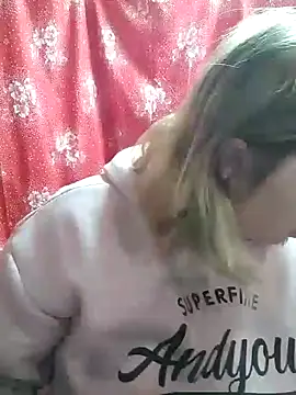 Snapshot of Zuli_Kiska chatting on 01/07/25, 12:24 Zuli Kiska online show from 01/07/25, 12:24