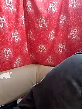 Snapshot of Zuli_Kiska chatting on 02/14/25, 10:14 Zuli Kiska online show from 02/14/25, 10:14