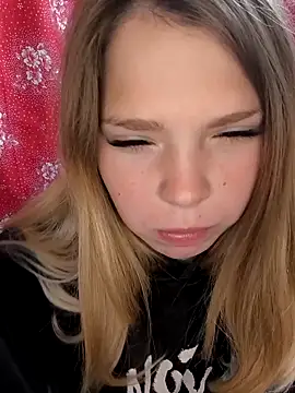 Snapshot of Zuli_Kiska chatting on 09/28/25, 11:04 Zuli Kiska online show from 09/28/25, 11:04