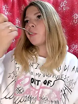 Snapshot of Zuli_Kiska chatting on 10/02/25, 10:44 Zuli Kiska online show from 10/02/25, 10:44