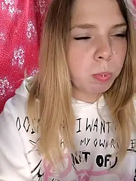 Snapshot of Zuli_Kiska chatting on 10/03/25, 11:18 Zuli Kiska online show from 10/03/25, 11:18