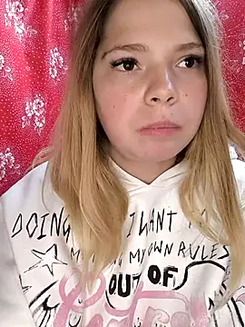 Snapshot of Zuli_Kiska chatting on 10/05/25, 11:41 Zuli Kiska online show from 10/05/25, 11:41