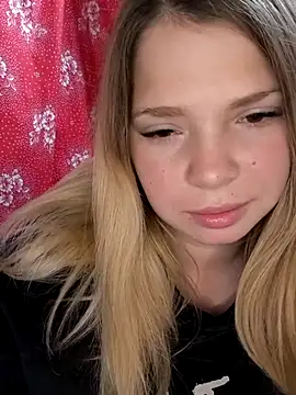 Snapshot of Zuli_Kiska chatting on 10/13/25, 11:10 Zuli Kiska online show from 10/13/25, 11:10