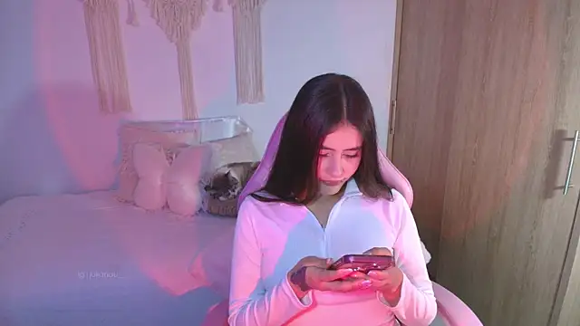Snapshot of iriswest_ chatting on 05/12/26, 01:47 iriswest online show from 05/12/26, 01:47