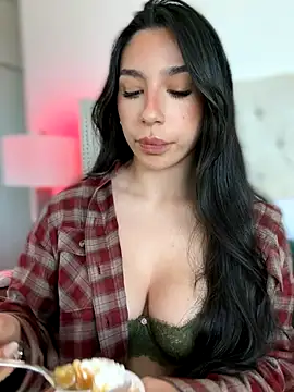 LoveLillyy online show from 12/17/25, 07:20