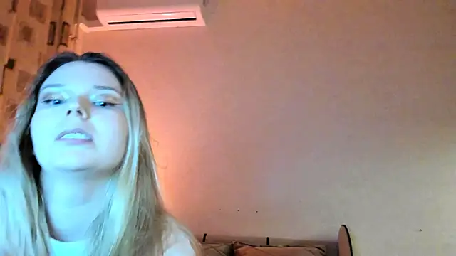 Snapshot of Vivian_Davis chatting on 02/16/25, 10:21 Vivian Davis online show from 02/16/25, 10:21