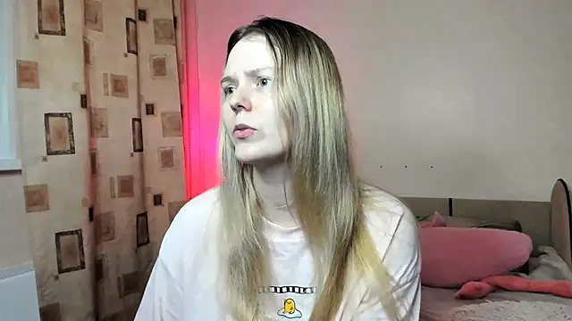 Snapshot of Vivian_Davis chatting on 03/18/25, 06:37 Vivian Davis online show from 03/18/25, 06:37