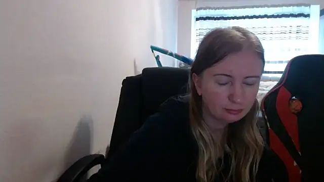 Snapshot of PeterAndJen chatting on 09/19/25, 06:37 PeterAndJen online show from 09/19/25, 06:37