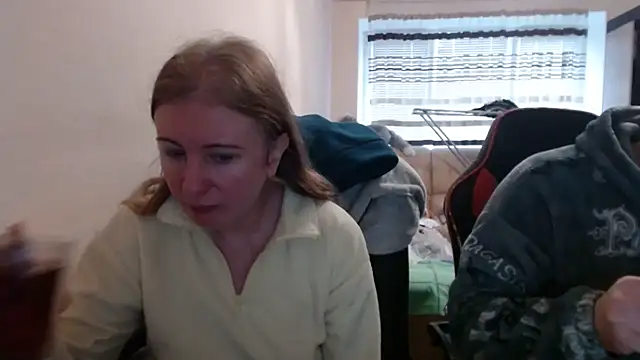 Snapshot of PeterAndJen chatting on 11/08/25, 07:52 PeterAndJen online show from 11/08/25, 07:52