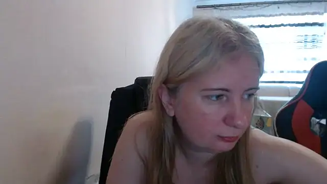 Snapshot of PeterAndJen chatting on 06/25/26, 05:12 PeterAndJen online show from 06/25/26, 05:12