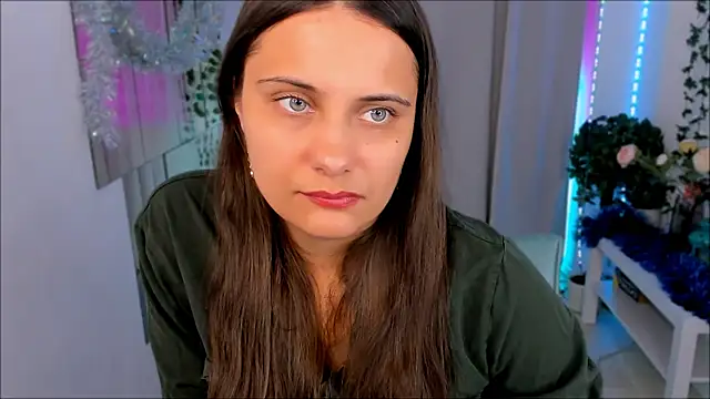 Snapshot of Orfeya chatting on 12/20/25, 04:03 Orfeya online show from 12/20/25, 04:03