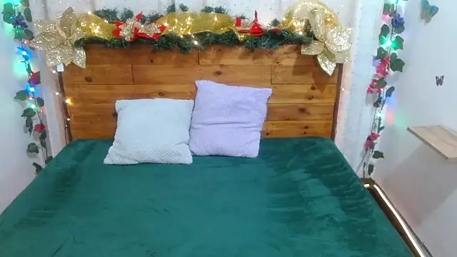 Snapshot of NikkieMilky chatting on 12/18/25, 11:44 NikkieMilky online show from 12/18/25, 11:44