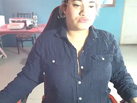 Snapshot of Hilarybunnyy chatting on 05/13/26, 04:59 Hilarybunnyy online show from 05/13/26, 04:59