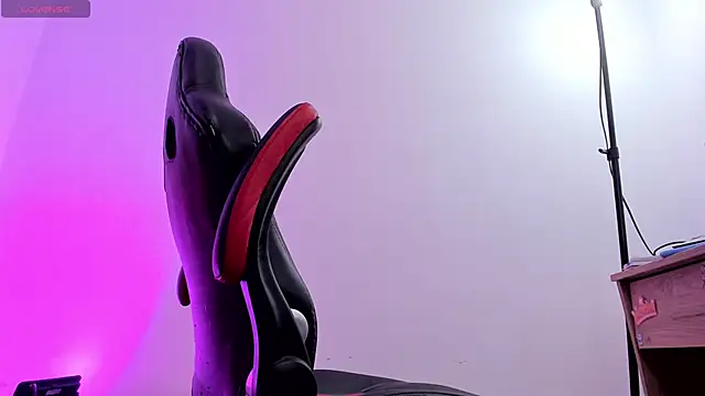 Snapshot of MaryJaneDove chatting on 12/20/24, 09:00 MaryJaneDove online show from 12/20/24, 09:00