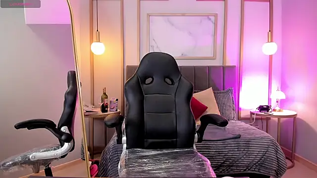 Holly madison  online show from 03/02/26, 01:40