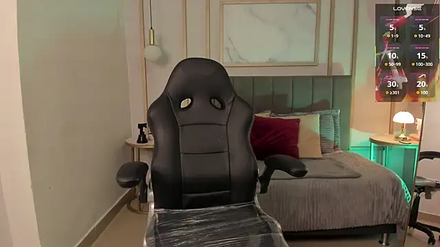 Holly madison  online show from 04/01/26, 12:50