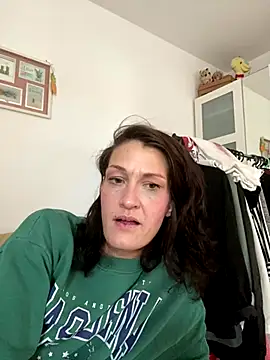 Snapshot of CherrysWetCam chatting on 12/21/25, 01:18 CherrysWetCam online show from 12/21/25, 01:18