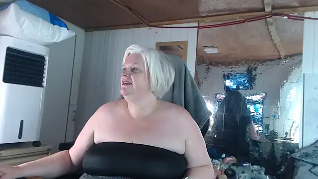 Snapshot of sexychazza16 chatting on 10/21/25, 08:09 sexychazza16 online show from 10/21/25, 08:09