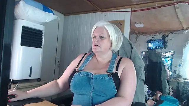 Snapshot of sexychazza16 chatting on 10/23/25, 08:07 sexychazza16 online show from 10/23/25, 08:07