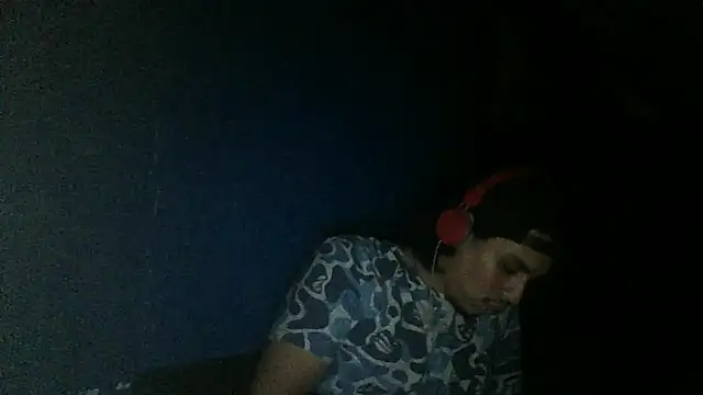 Snapshot of AlexAlejandro13 chatting on 09/27/25, 05:45 AlexAlejandro13 online show from 09/27/25, 05:45