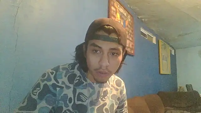 Snapshot of AlexAlejandro13 chatting on 09/28/25, 01:33 AlexAlejandro13 online show from 09/28/25, 01:33