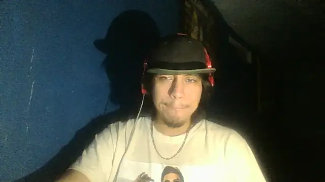 Snapshot of AlexAlejandro13 chatting on 10/13/25, 06:46 AlexAlejandro13 online show from 10/13/25, 06:46