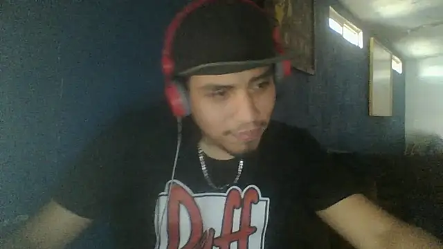 Snapshot of AlexAlejandro13 chatting on 10/21/25, 07:03 AlexAlejandro13 online show from 10/21/25, 07:03