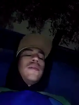 Snapshot of AlexAlejandro13 chatting on 11/27/25, 12:35 AlexAlejandro13 online show from 11/27/25, 12:35