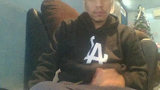 Snapshot of AlexAlejandro13 chatting on 12/18/25, 04:02 AlexAlejandro13 online show from 12/18/25, 04:02