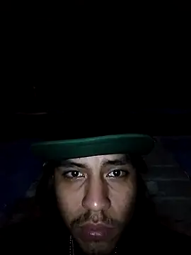 Snapshot of AlexAlejandro13 chatting on 12/19/25, 04:30 AlexAlejandro13 online show from 12/19/25, 04:30