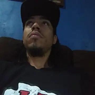 Snapshot of AlexAlejandro13 chatting on 04/18/26, 02:21 AlexAlejandro13 online show from 04/18/26, 02:21