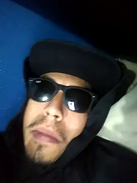 Snapshot of AlexAlejandro13 chatting on 04/21/26, 10:12 AlexAlejandro13 online show from 04/21/26, 10:12