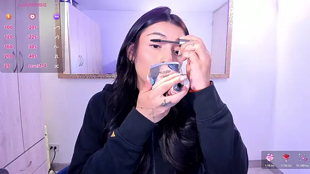 Snapshot of EricaVanderhill chatting on 04/14/26, 06:19 EricaVanderhill online show from 04/14/26, 06:19