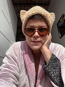 Snapshot of Alicbranca chatting on 07/13/26, 04:10 Alicbranca online show from 07/13/26, 04:10
