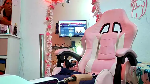 Snapshot of Dulce_Maria05 chatting on 12/23/24, 10:33 Dulce Maria05 online show from 12/23/24, 10:33