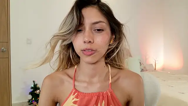 Snapshot of Sensualtease chatting on 12/12/24, 03:32 Sensualtease online show from 12/12/24, 03:32