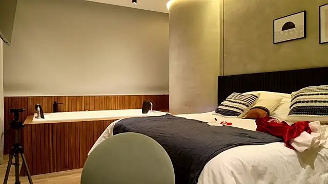 Snapshot of Sensualtease chatting on 12/24/24, 11:33 Sensualtease online show from 12/24/24, 11:33