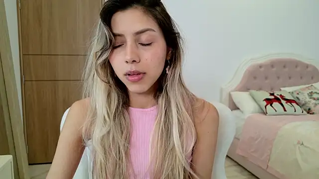 Snapshot of Sensualtease chatting on 01/04/25, 01:42 Sensualtease online show from 01/04/25, 01:42