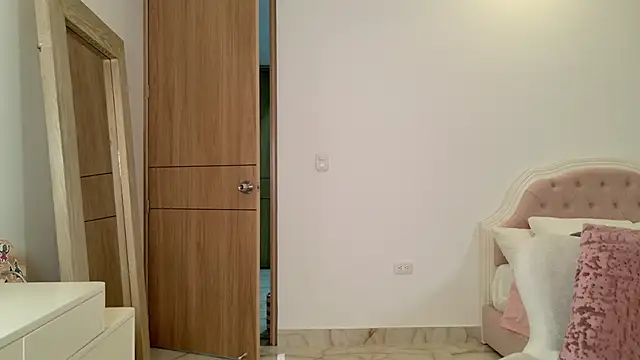 Snapshot of Sensualtease chatting on 01/06/25, 02:37 Sensualtease online show from 01/06/25, 02:37