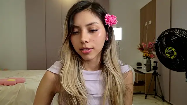 Snapshot of Sensualtease chatting on 01/06/25, 05:41 Sensualtease online show from 01/06/25, 05:41