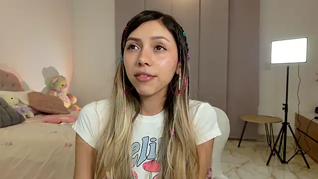 Snapshot of Sensualtease chatting on 01/07/25, 01:17 Sensualtease online show from 01/07/25, 01:17