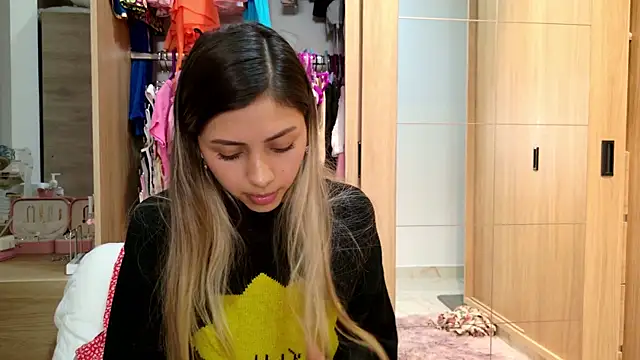 Snapshot of Sensualtease chatting on 01/19/25, 01:10 Sensualtease online show from 01/19/25, 01:10