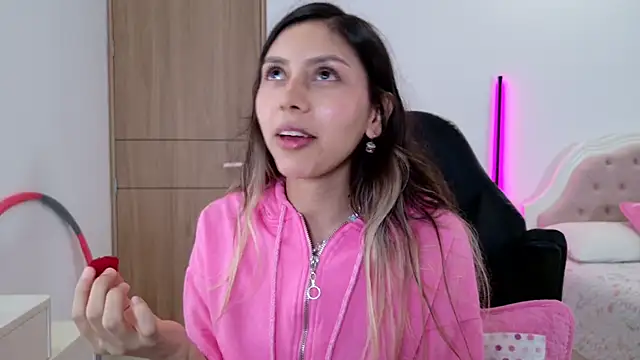 Snapshot of Sensualtease chatting on 09/08/25, 08:52 Sensualtease online show from 09/08/25, 08:52