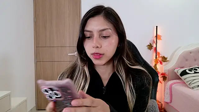 Snapshot of Sensualtease chatting on 10/01/25, 01:00 Sensualtease online show from 10/01/25, 01:00