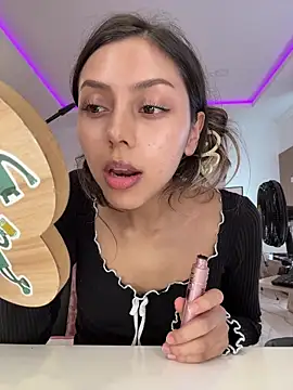 Snapshot of Sensualtease chatting on 11/21/25, 08:51 Sensualtease online show from 11/21/25, 08:51