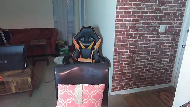 Snapshot of EntitledMistress chatting on 12/18/24, 10:35 EntitledMistress online show from 12/18/24, 10:35