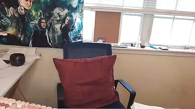 Snapshot of EntitledMistress chatting on 11/24/25, 07:35 EntitledMistress online show from 11/24/25, 07:35